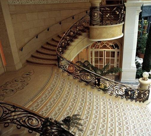 Лестница и пол из мозаики